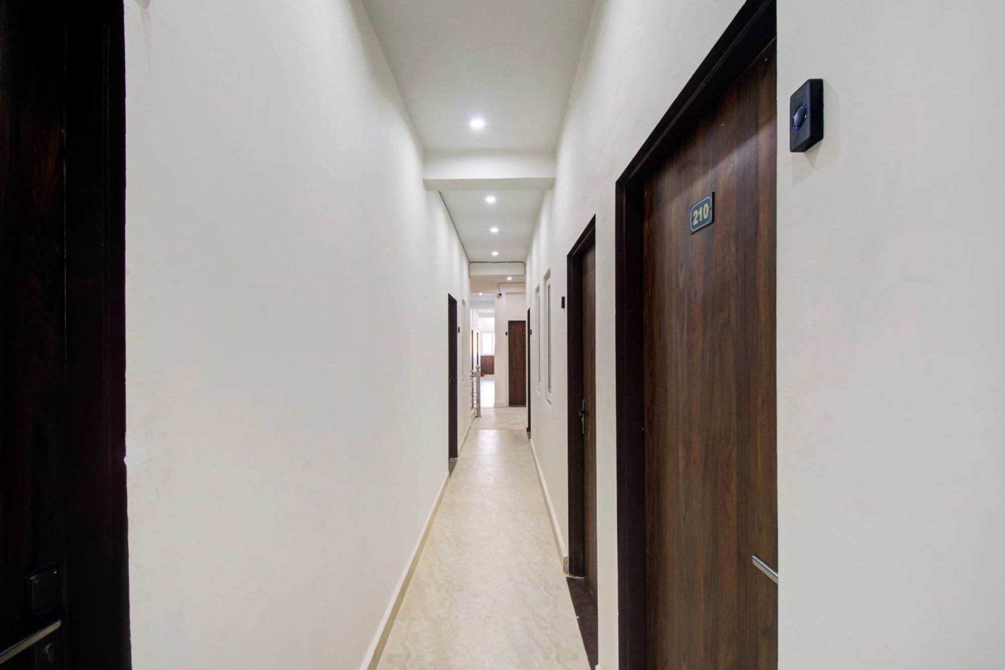 Oyo 82094 Saras Hotel