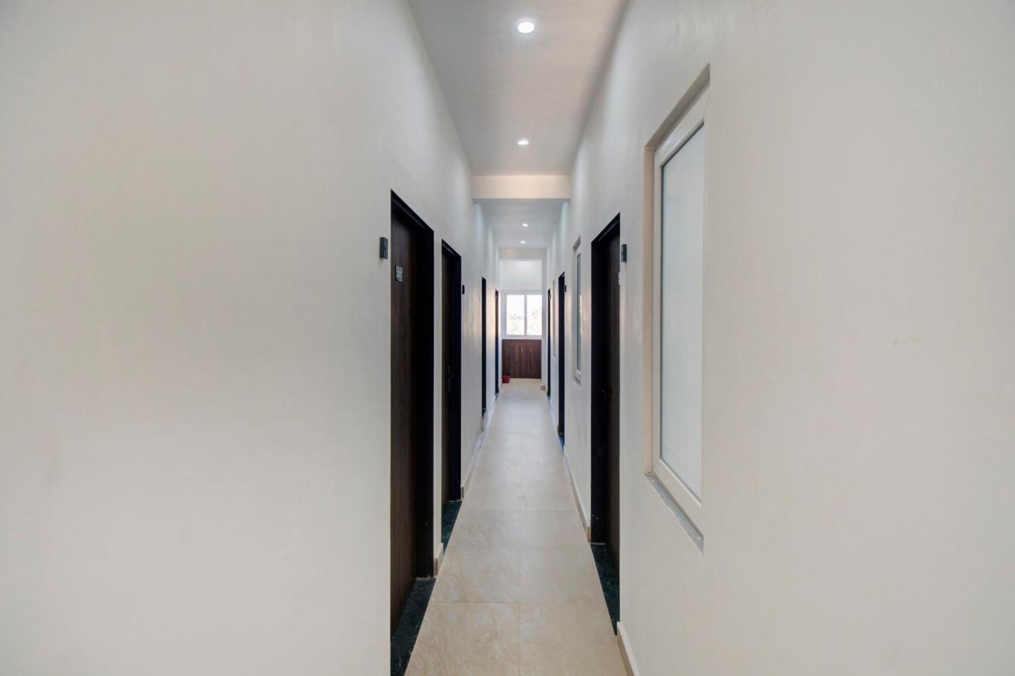 Oyo 82094 Saras Hotel 4*