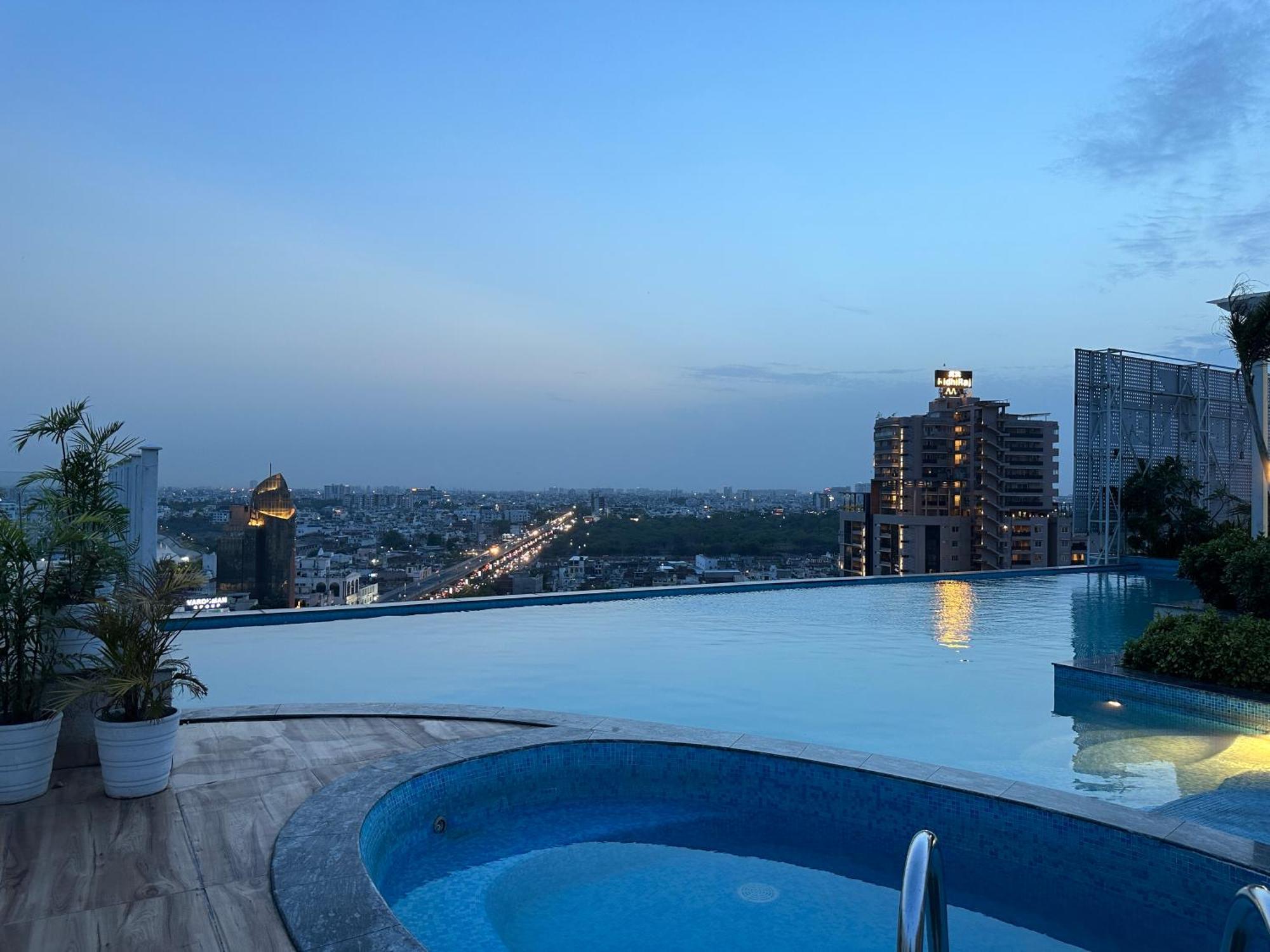 Richi-rich Aparthotel *
