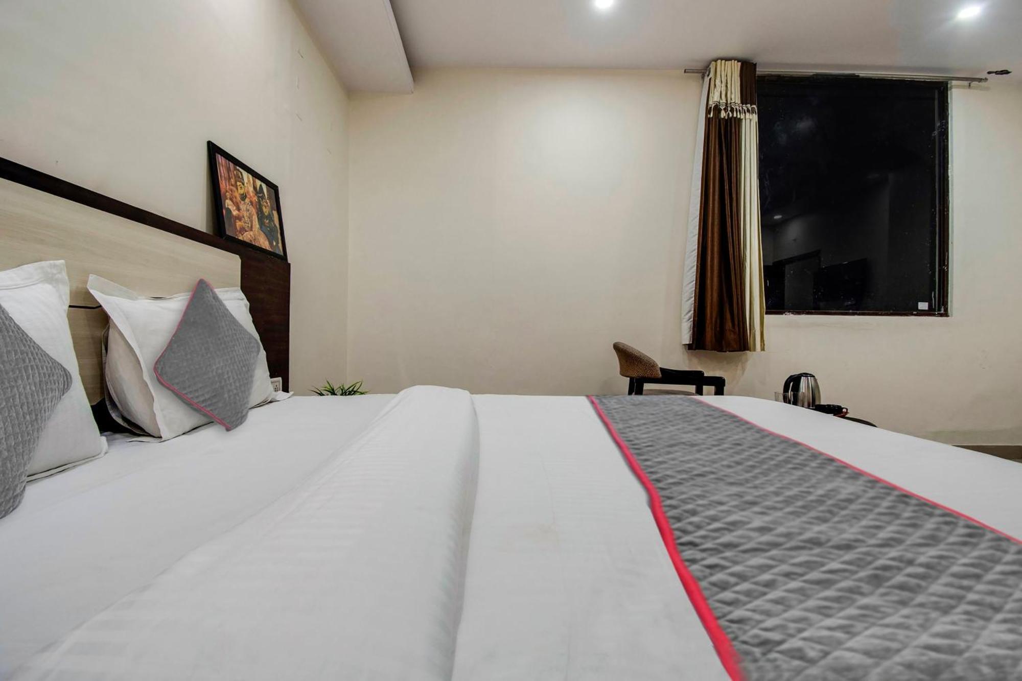 Capital O Pink Peral Hotel