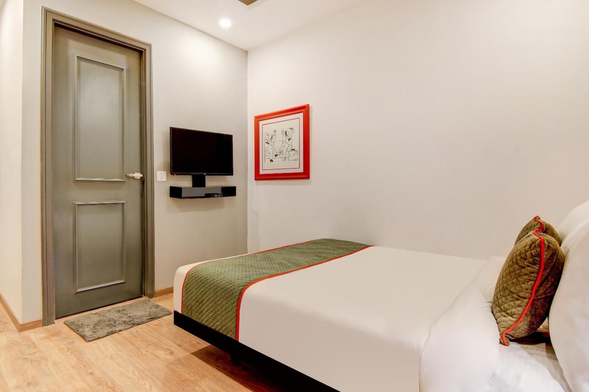 Townhouse Airport 4*