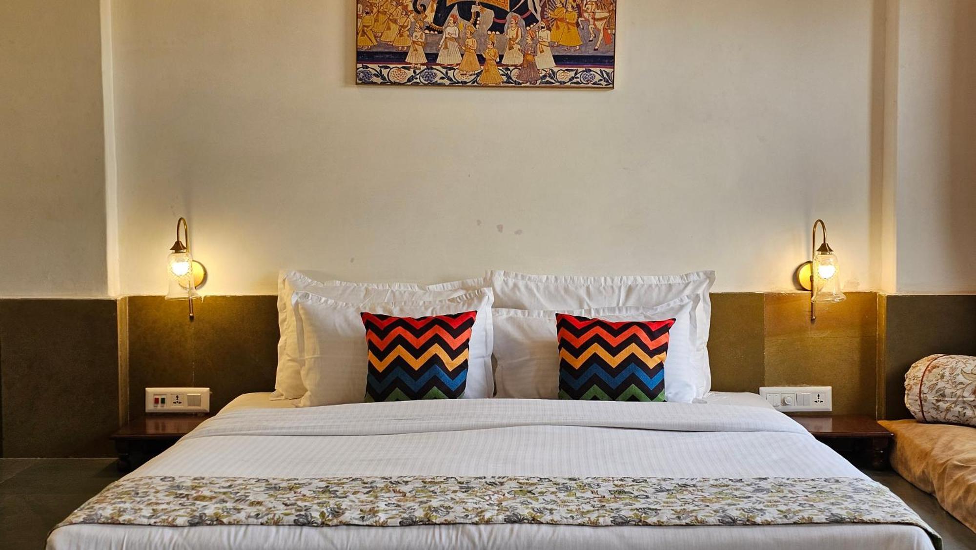 Bed & Breakfast Mukam At Kanak Vilas, *