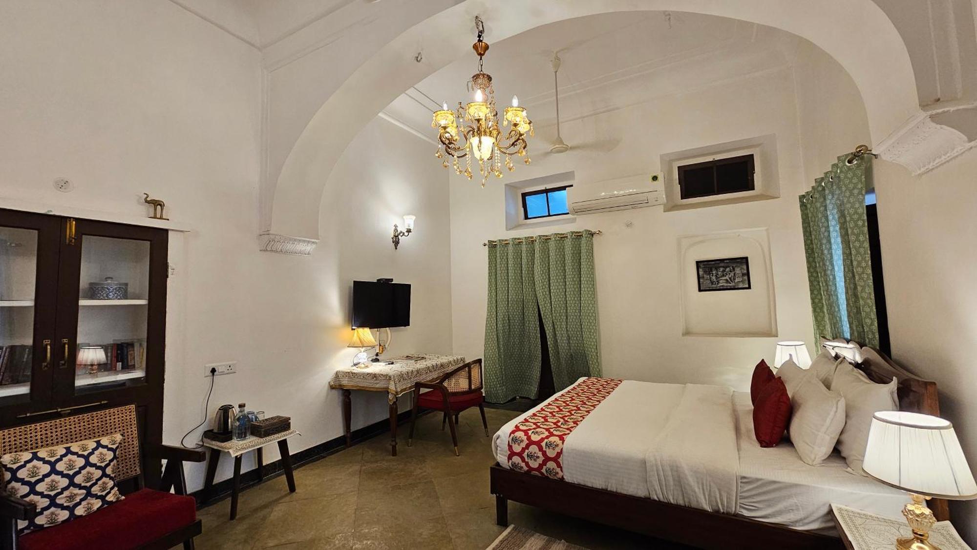 Bed & Breakfast Mukam At Kanak Vilas, *