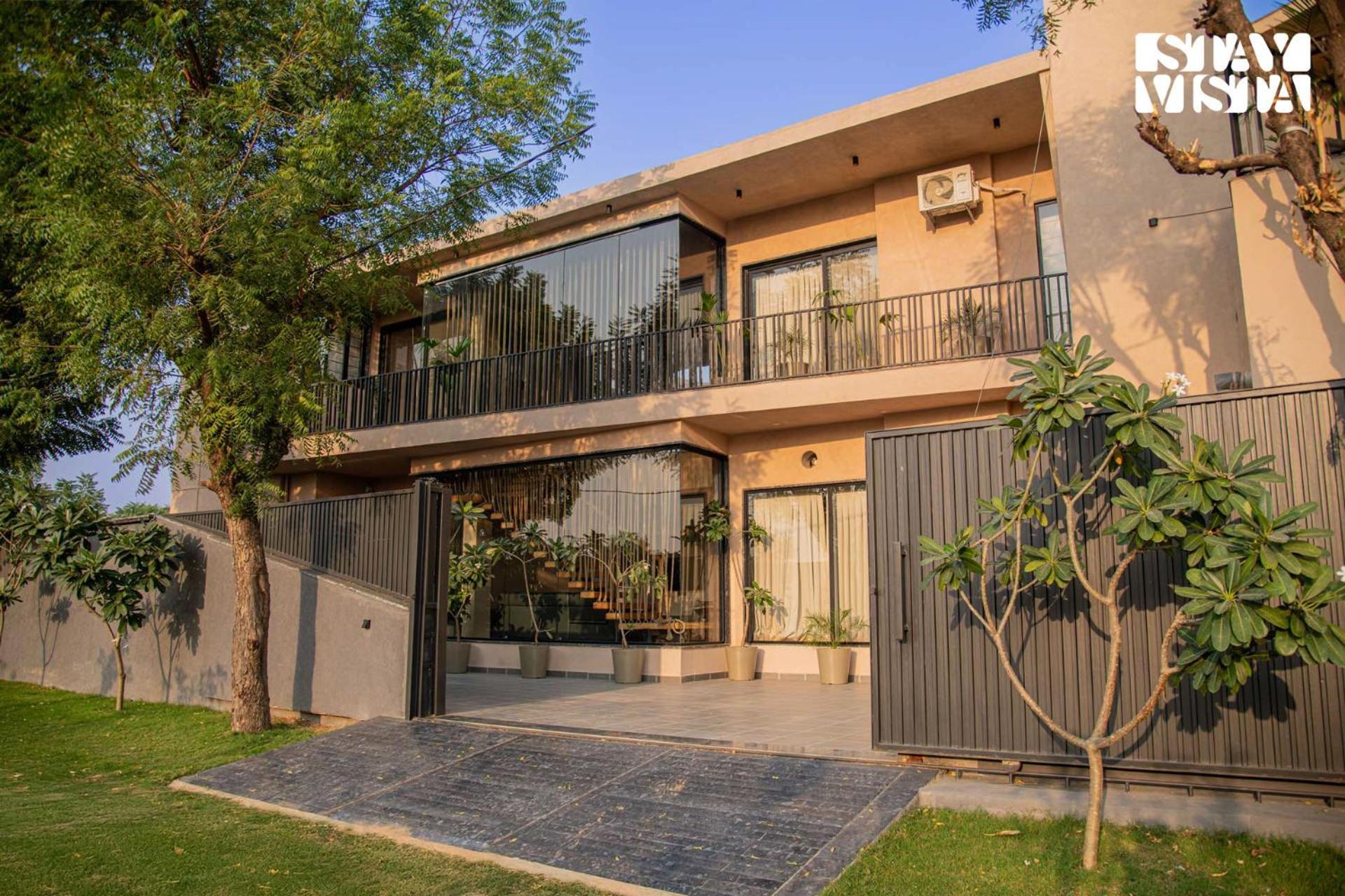 Villa Stayvista At Urban Escape - 2 Pools, Lawn & Wifi