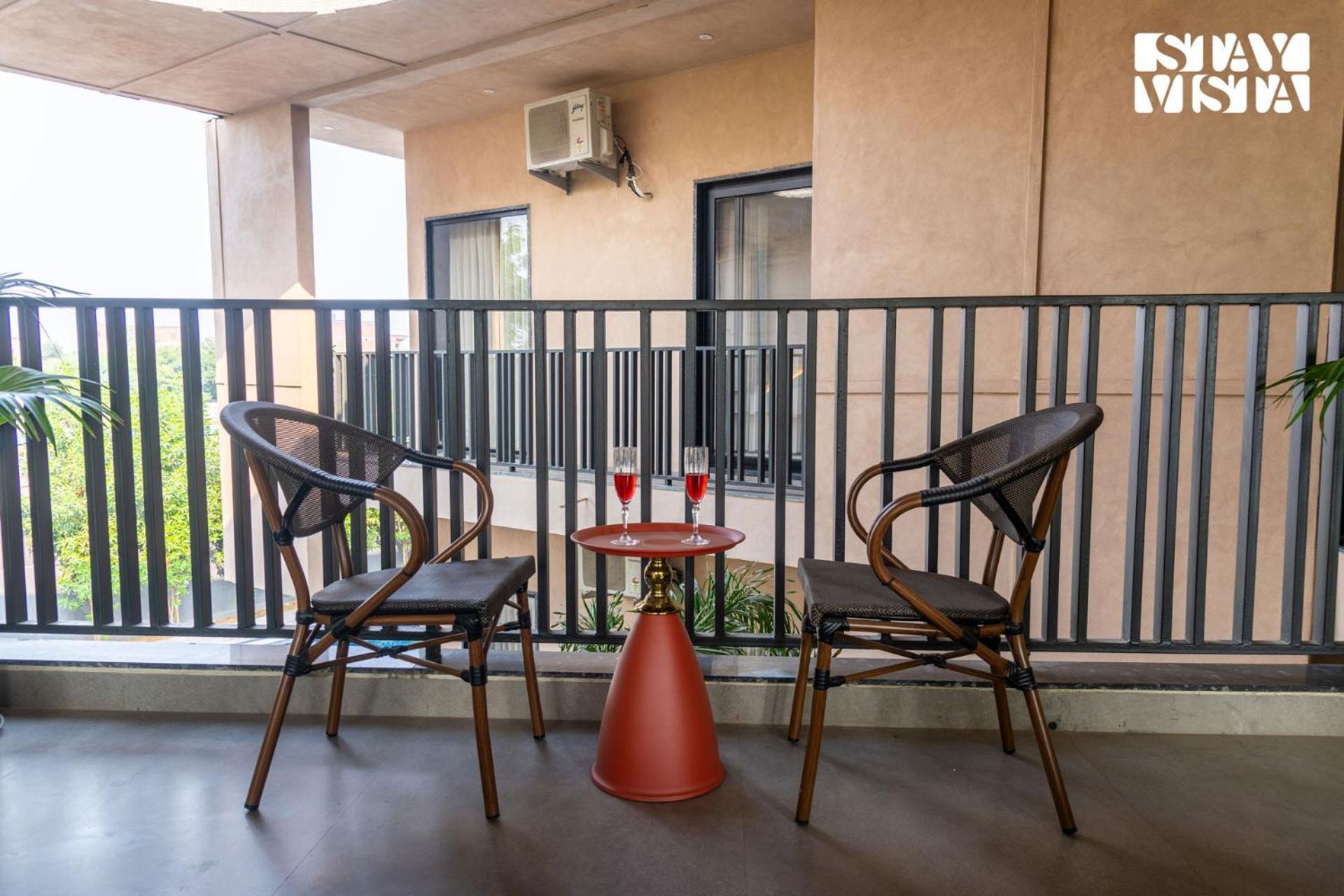 Stayvista At Urban Escape - 2 Pools, Lawn & Wifi *