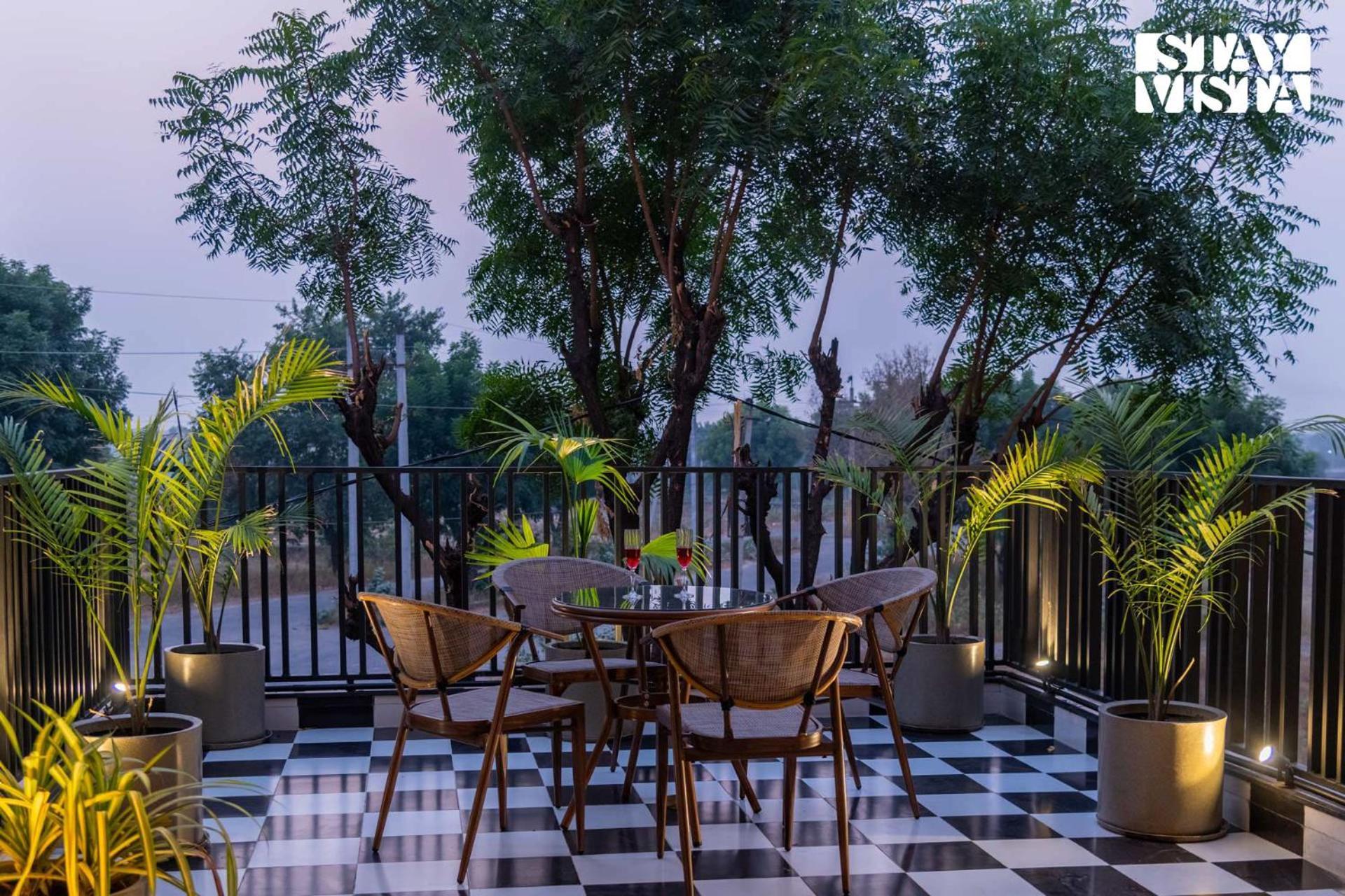 Stayvista At Urban Escape - 2 Pools, Lawn & Wifi *
