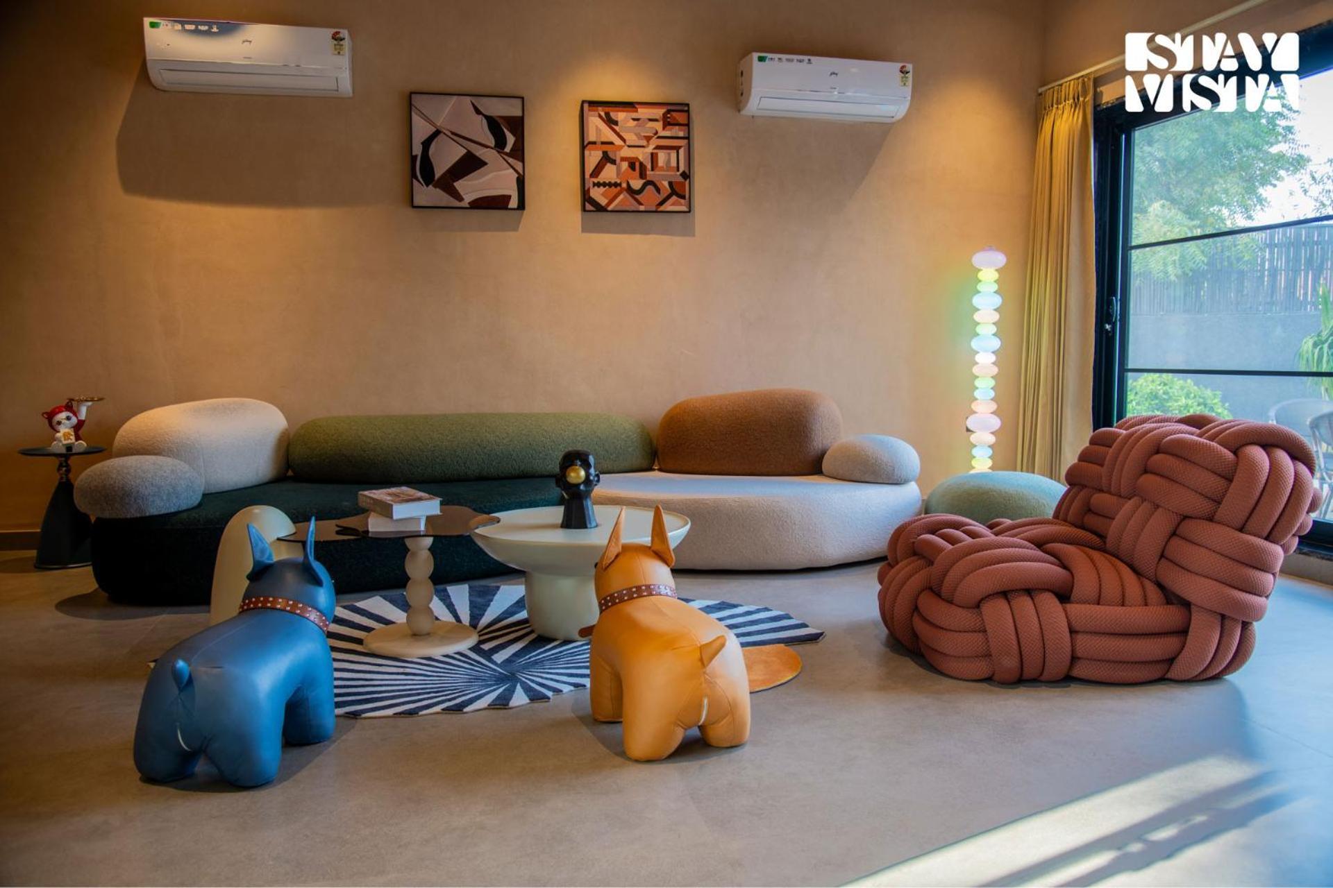 Stayvista At Urban Escape - 2 Pools, Lawn & Wifi Jaipur