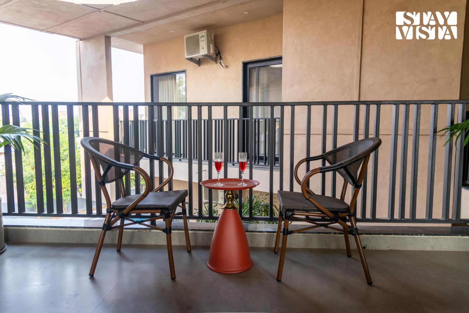 Villa Stayvista At Urban Escape - 2 Pools, Lawn & Wifi