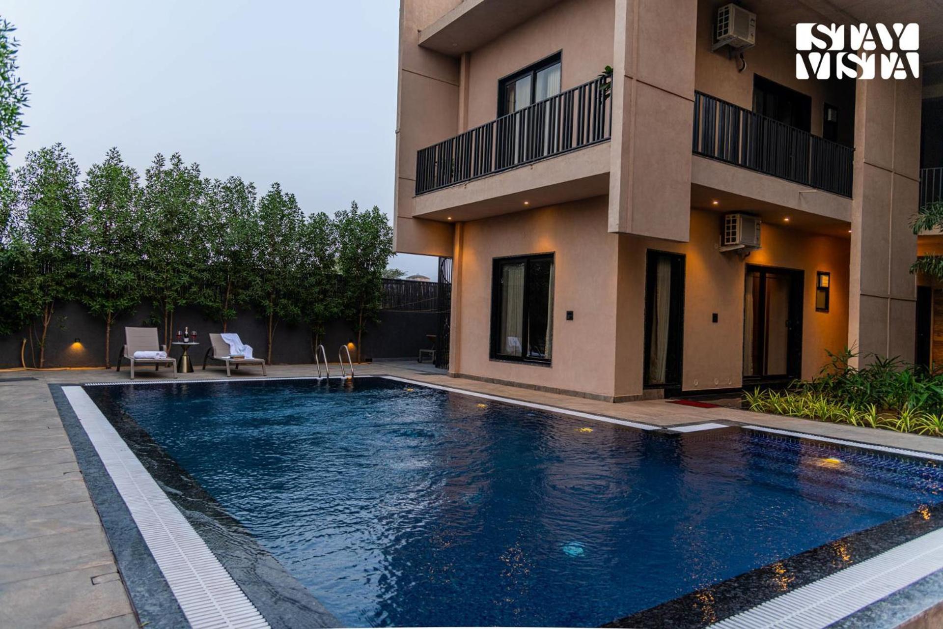 Villa Stayvista At Urban Escape - 2 Pools, Lawn & Wifi *