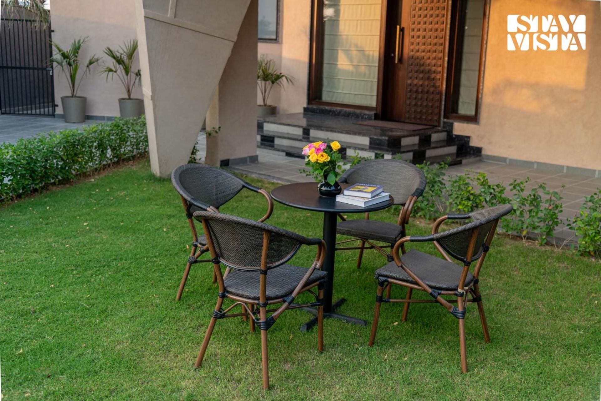 Stayvista At Urban Escape - 2 Pools, Lawn & Wifi Villa *