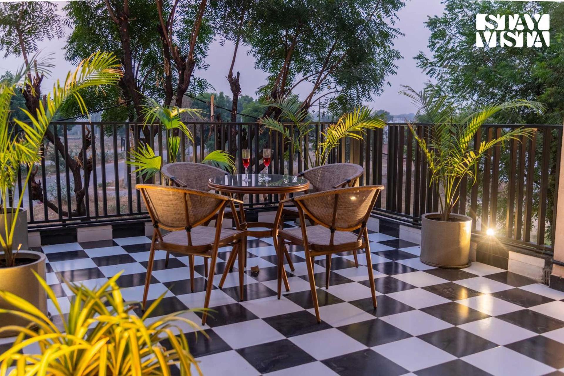 Stayvista At Urban Escape - 2 Pools, Lawn & Wifi Villa