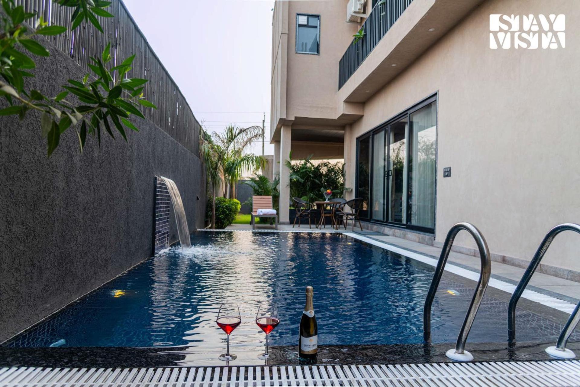 Villa Stayvista At Urban Escape - 2 Pools, Lawn & Wifi