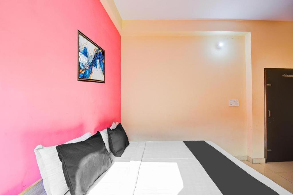 Radhe Radhe Near International Airport 3*