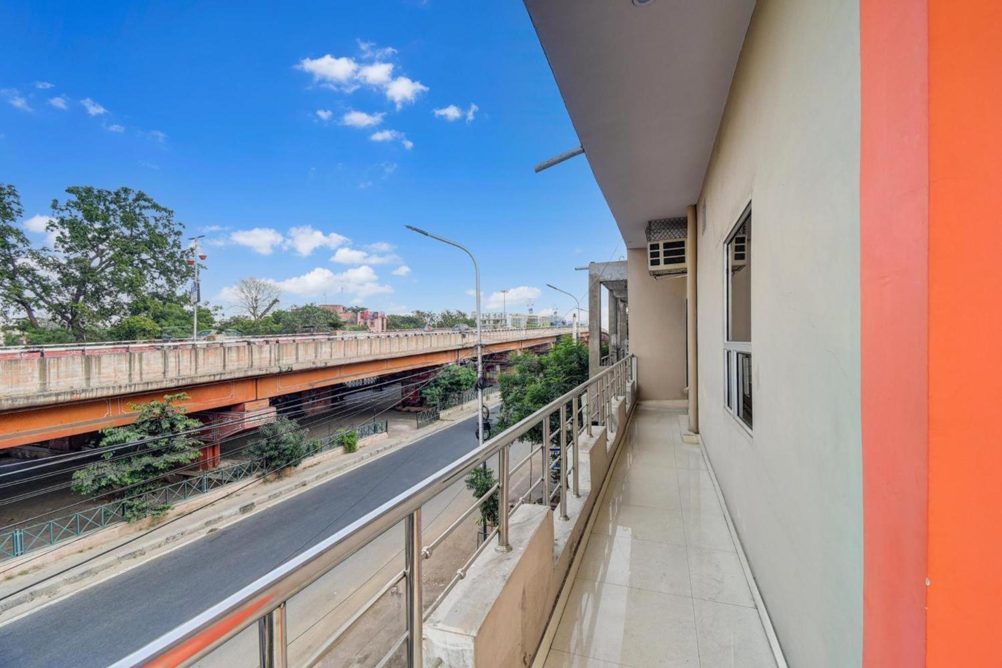 Hotel Radhe Radhe Near International Airport 3*