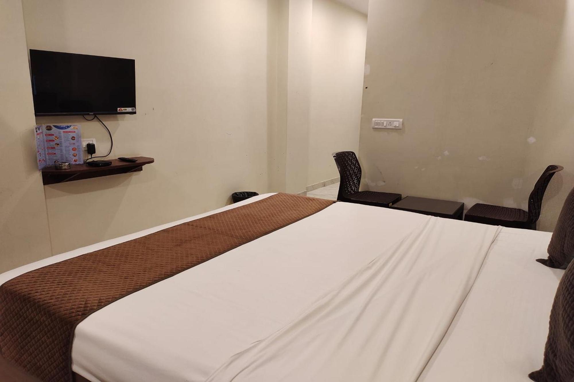 Le Blue Moon Near Hyatt Regency Hotel 3*