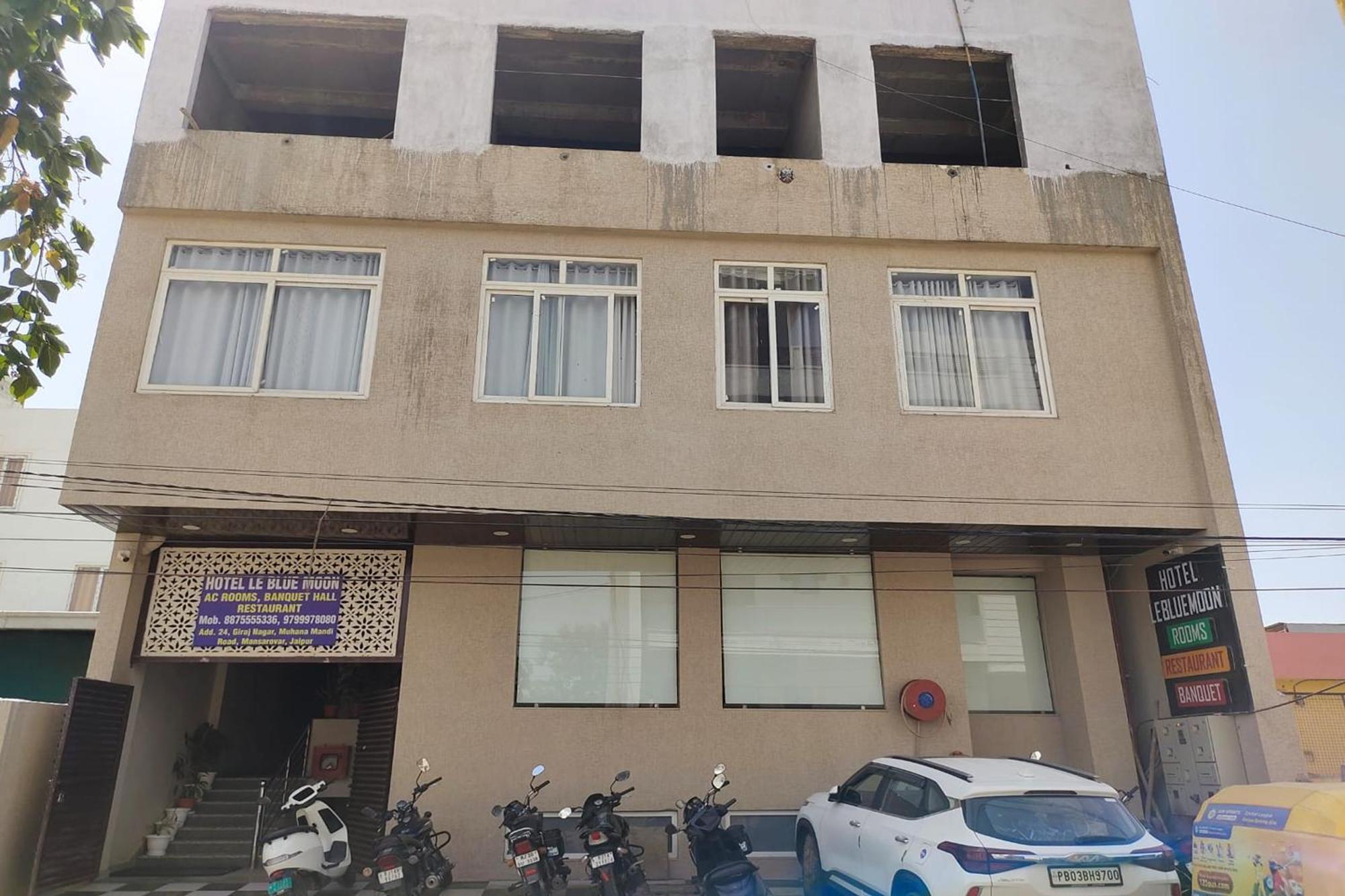 Hotel Le Blue Moon Near Hyatt Regency 3*