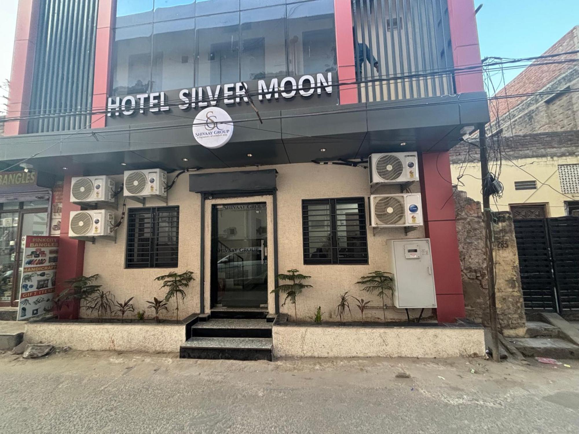 Hotel Silver Moon-200 Meter Junction 3*