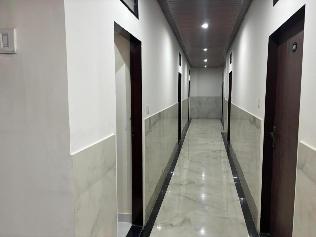 Silver Moon-200 Meter Junction Hotel