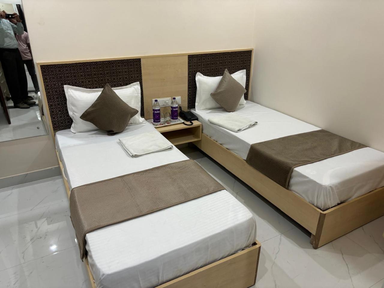 Silver Moon-200 Meter Junction Hotel