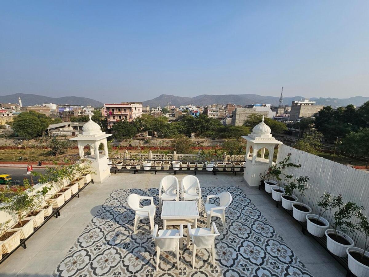 Apartment 4bhk Penthouse-amber In The Dunes, Amer Road
