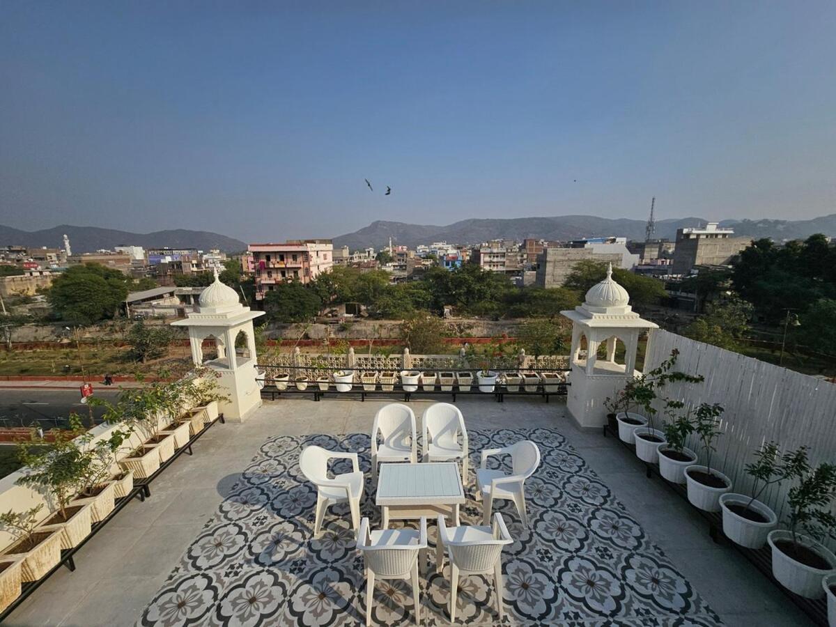 Apartment 4bhk Penthouse-amber In The Dunes, Amer Road *