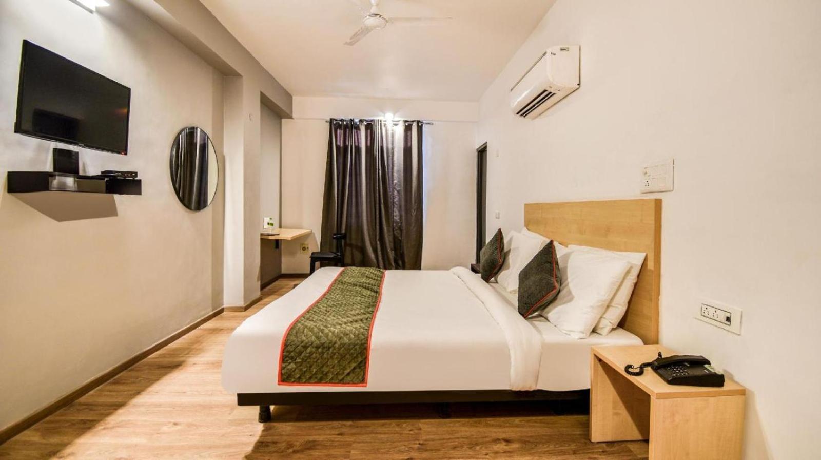 Luxurs Gopal Nagar Hotel 3*
