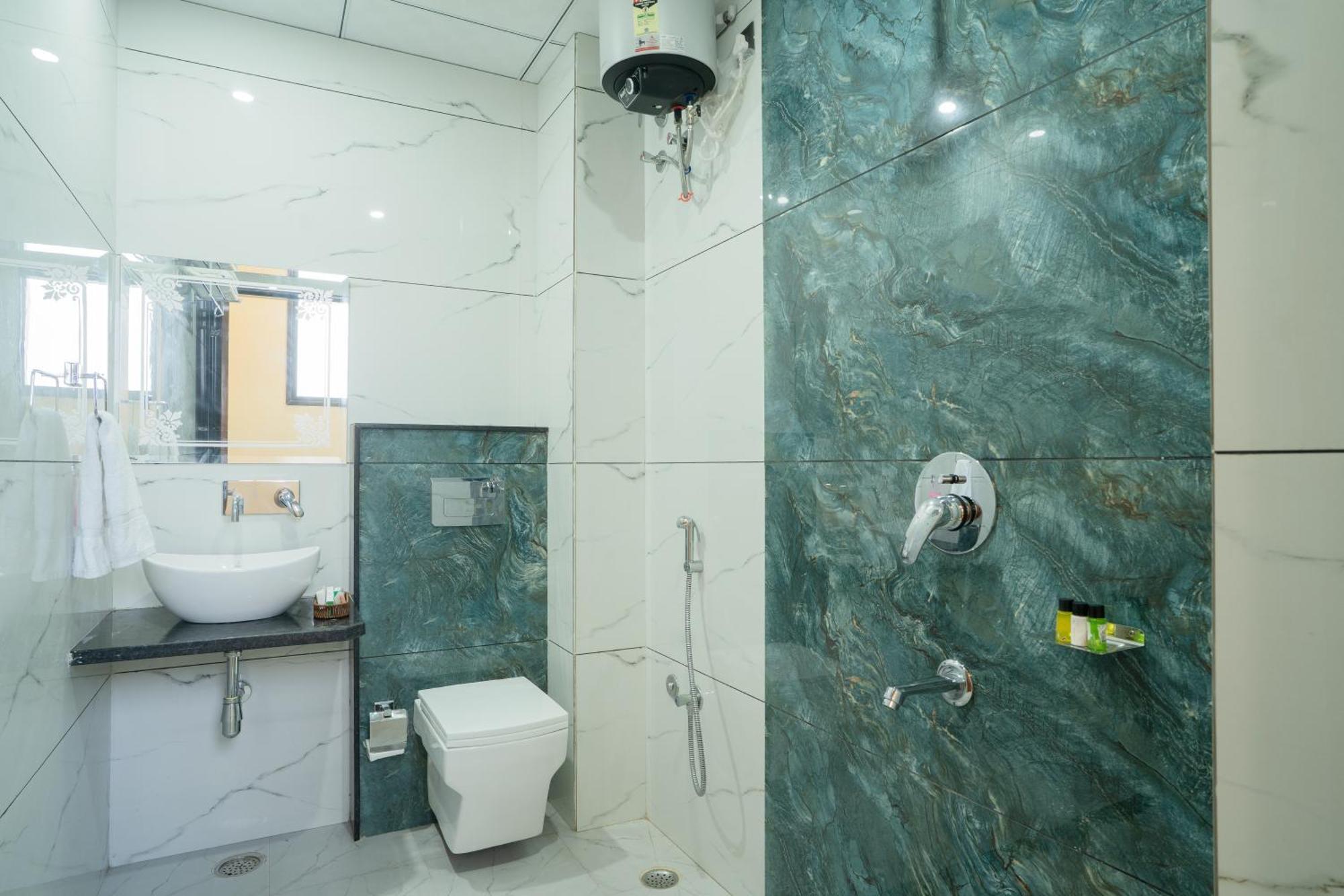 De Grand Dwarka-near Airport Hotel 3*