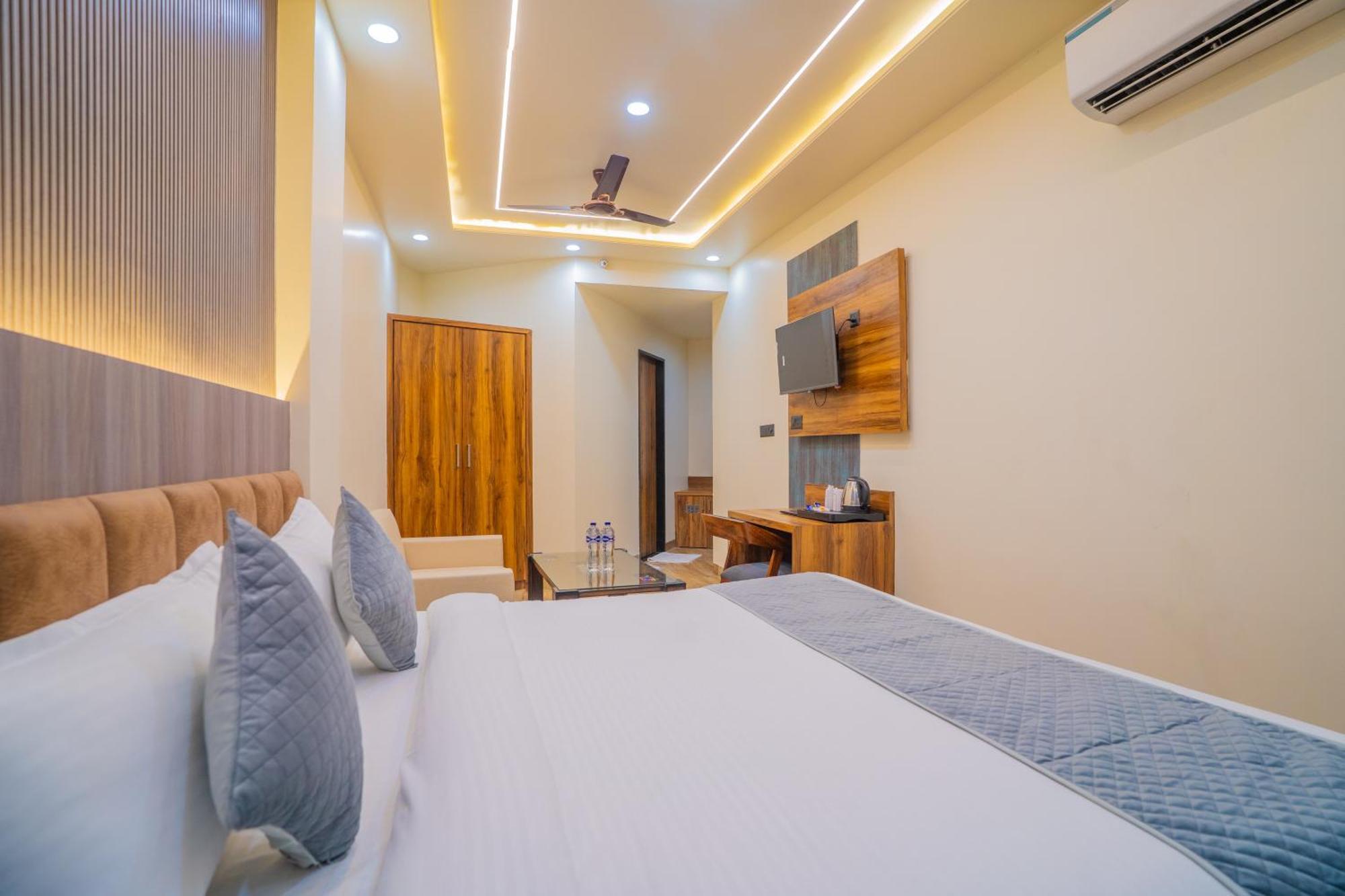 De Grand Dwarka-near Airport Hotel 3*