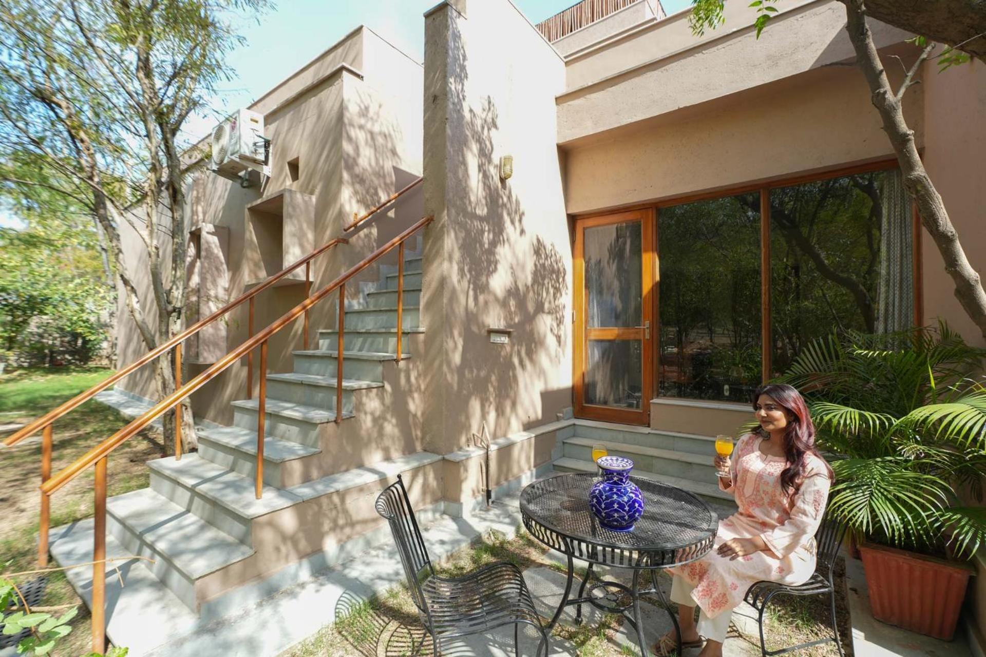Stayvista The Owl House: Hillside With Terrace And Lawn