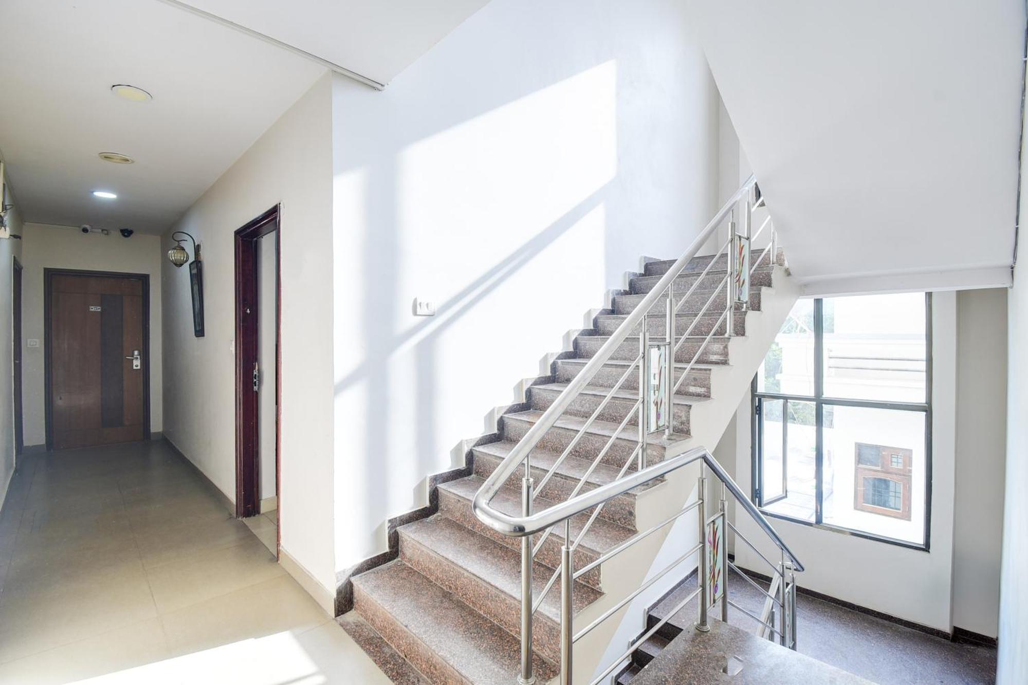 Hotel Super Townhouse Malviya Nagar Near Airport Formerly Royal Residency 3*