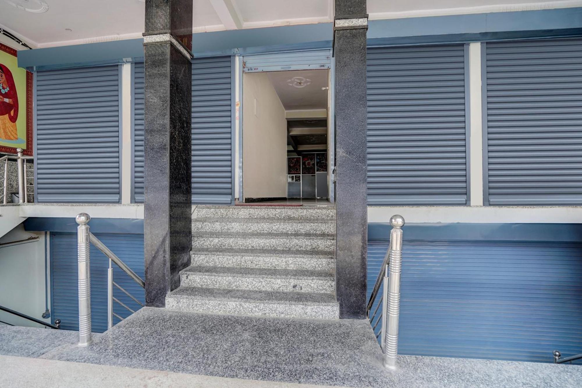 Hotel O R R Resturent And