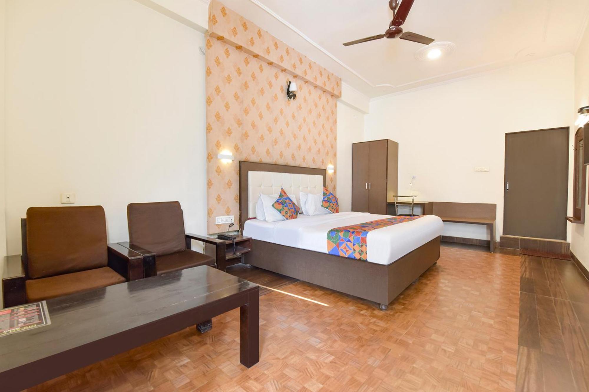 Hotel Fabhotel Dream Palace