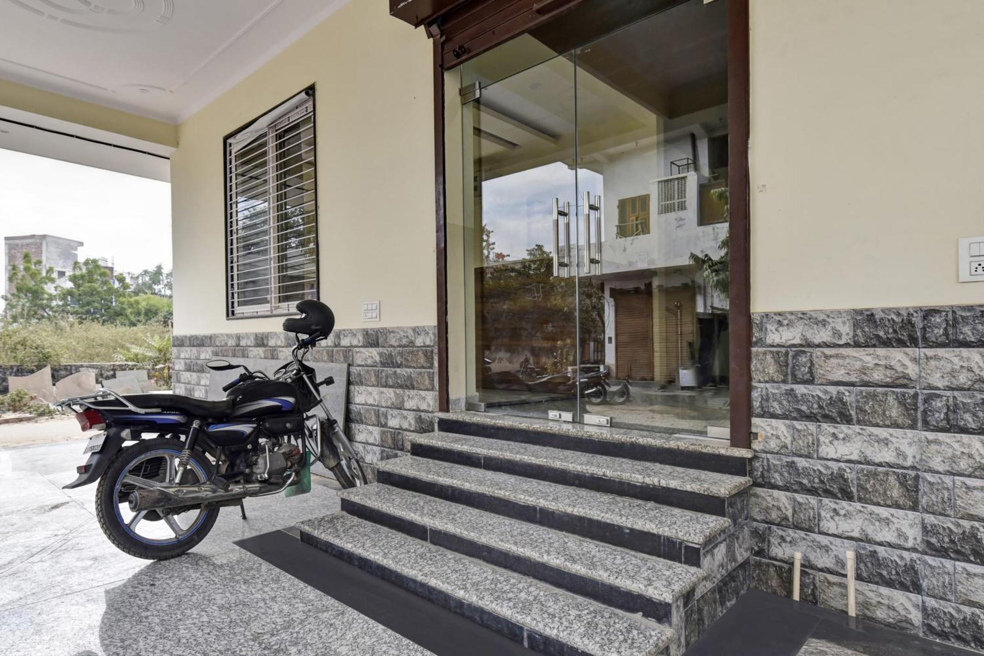 Oyo 82116 24a 7 Living Hotel