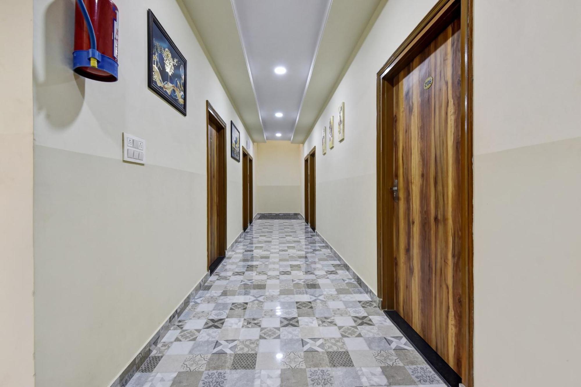 Oyo 82116 24a 7 Living Hotel Jaipur