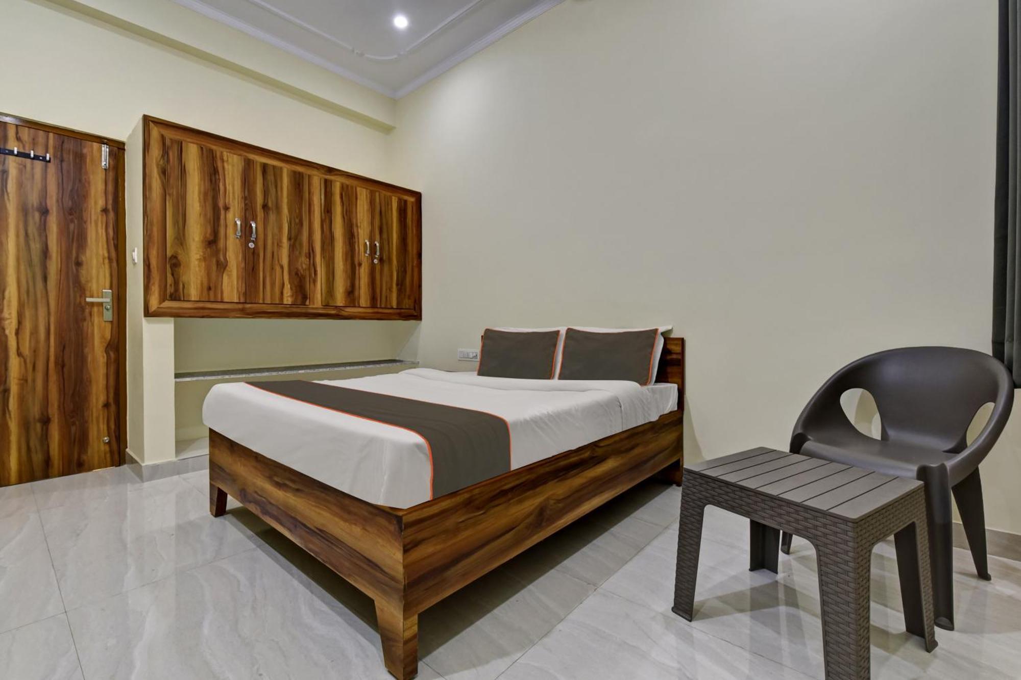 Hotel Oyo 82116 24a 7 Living