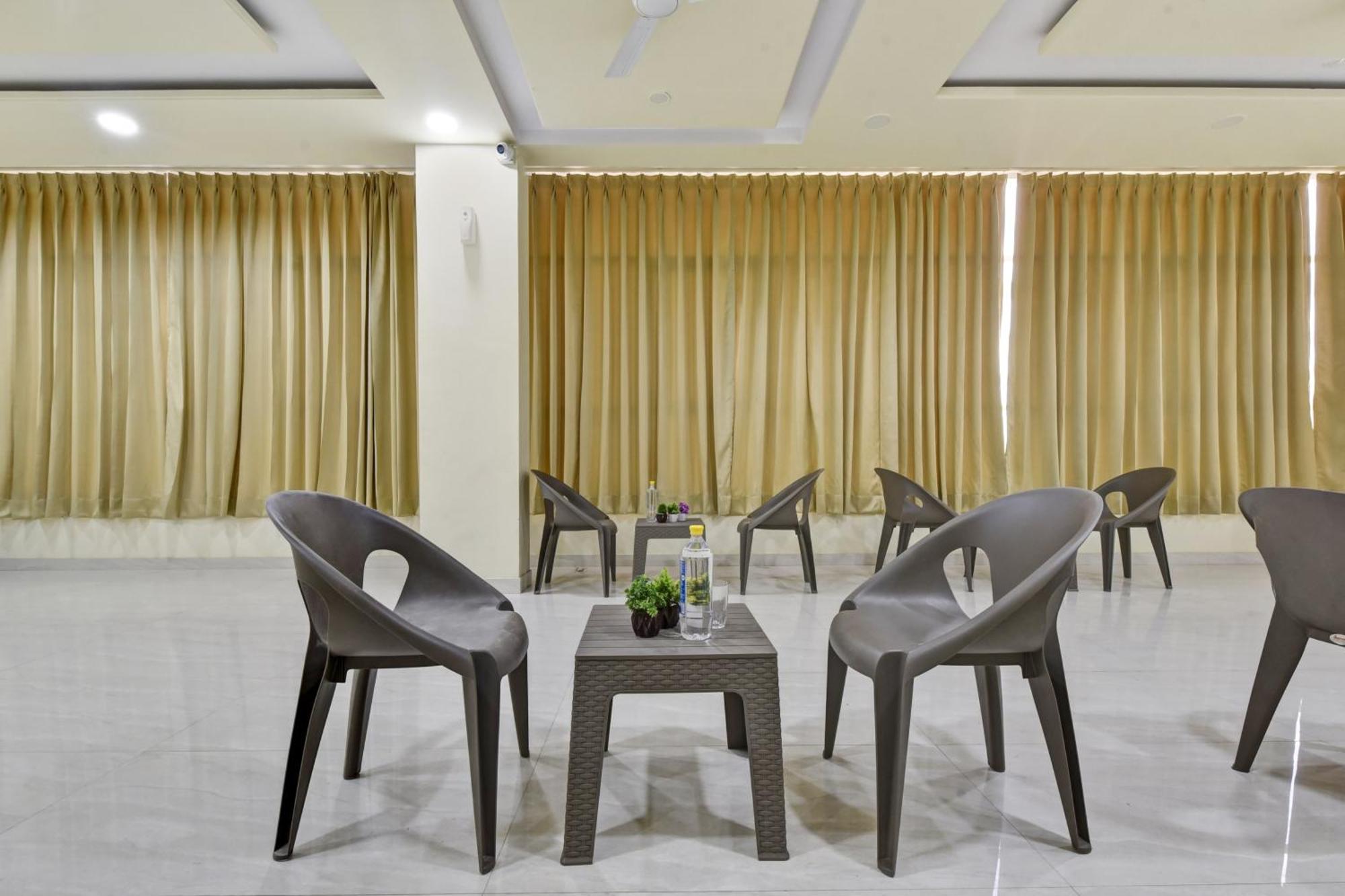 Oyo 82116 24a 7 Living Hotel 3*