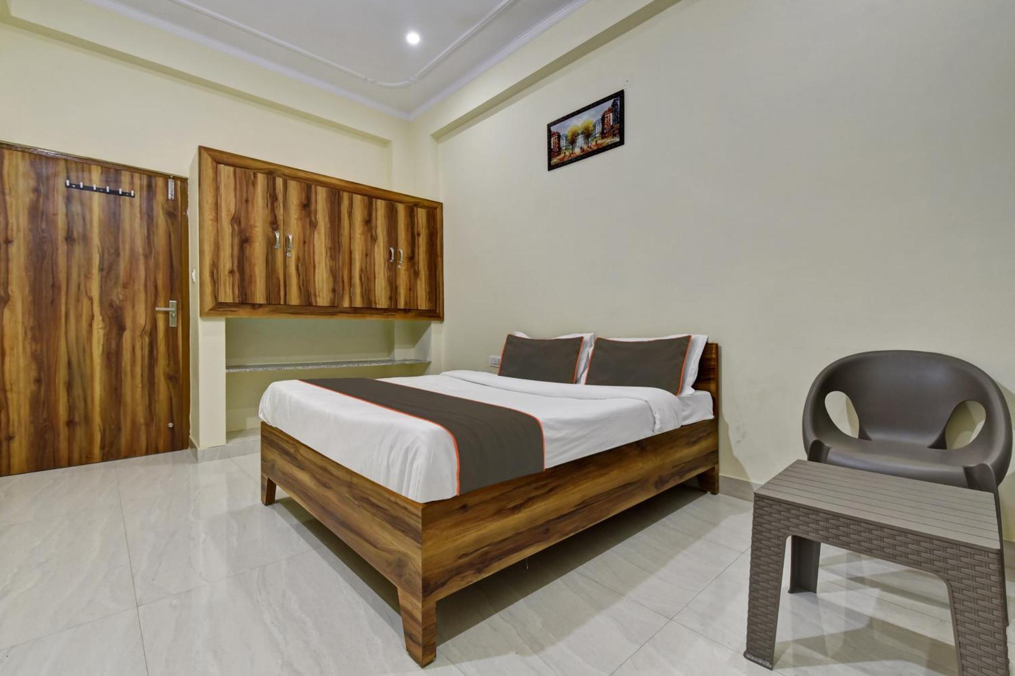 Oyo 82116 24a 7 Living Hotel Jaipur