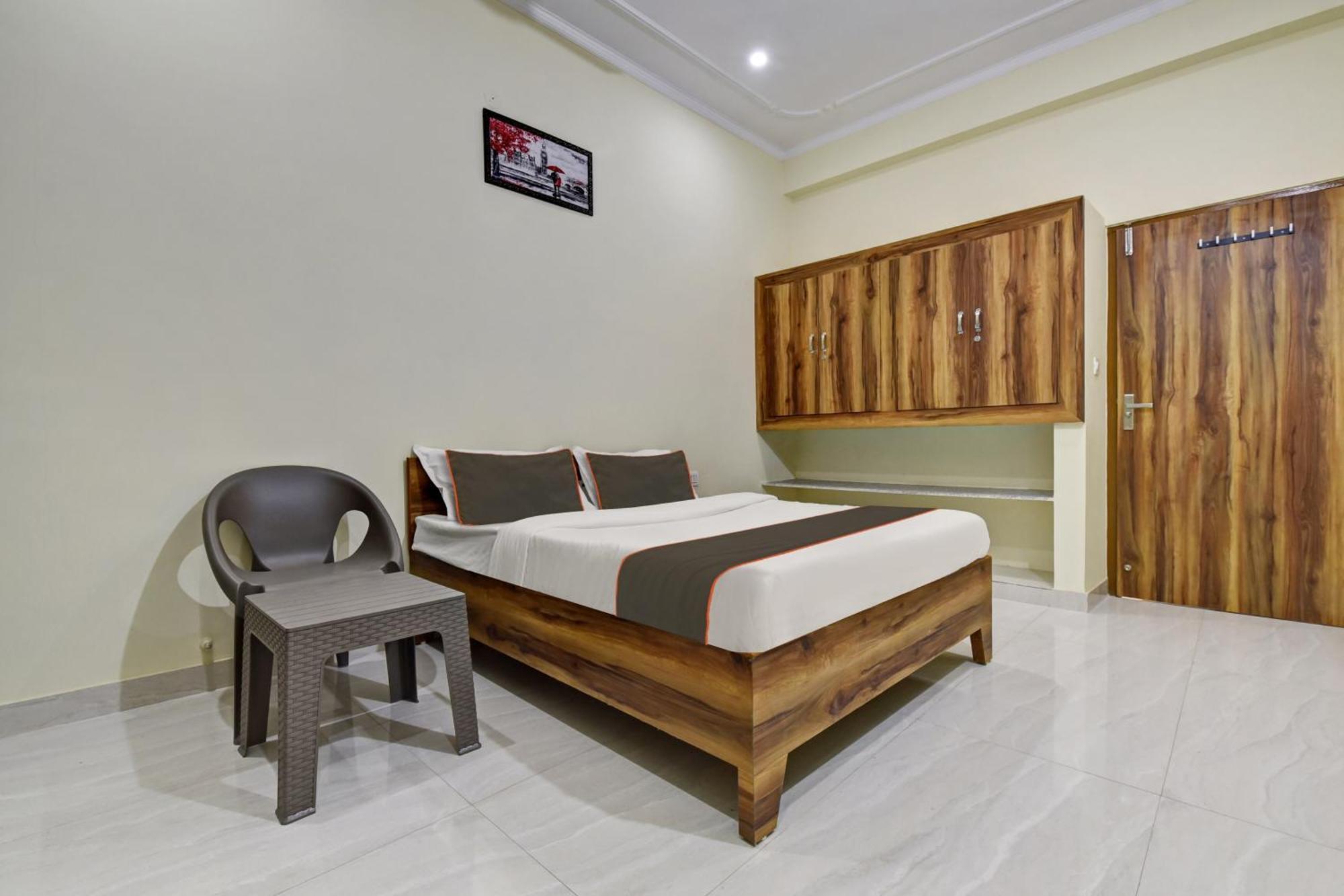 Oyo 82116 24a 7 Living 3*
