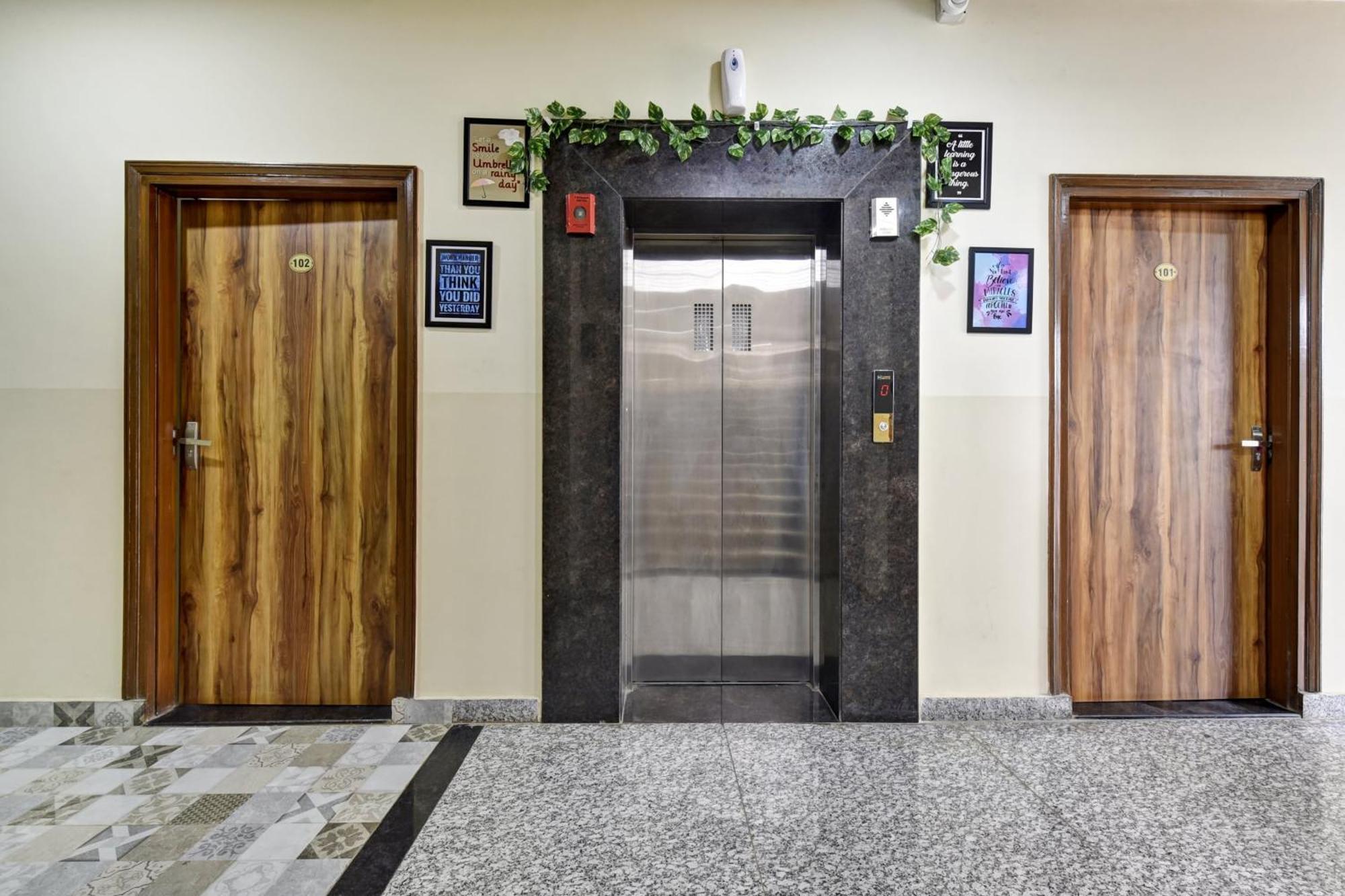 Hotel Oyo 82116 24a 7 Living 3*