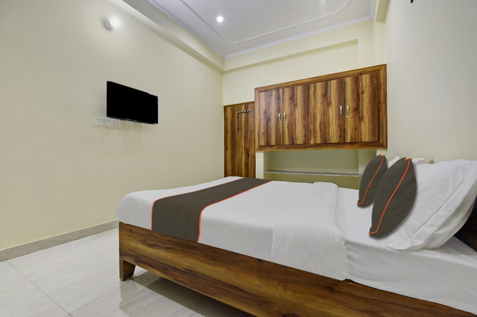 Oyo 82116 24a 7 Living Hotel Jaipur