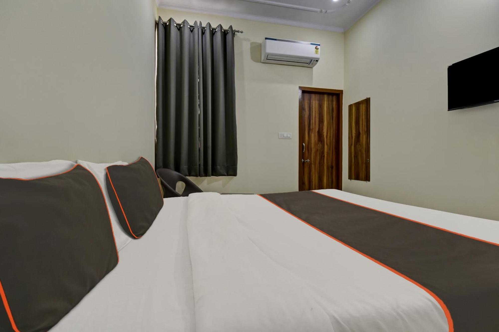 Oyo 82116 24a 7 Living Hotel