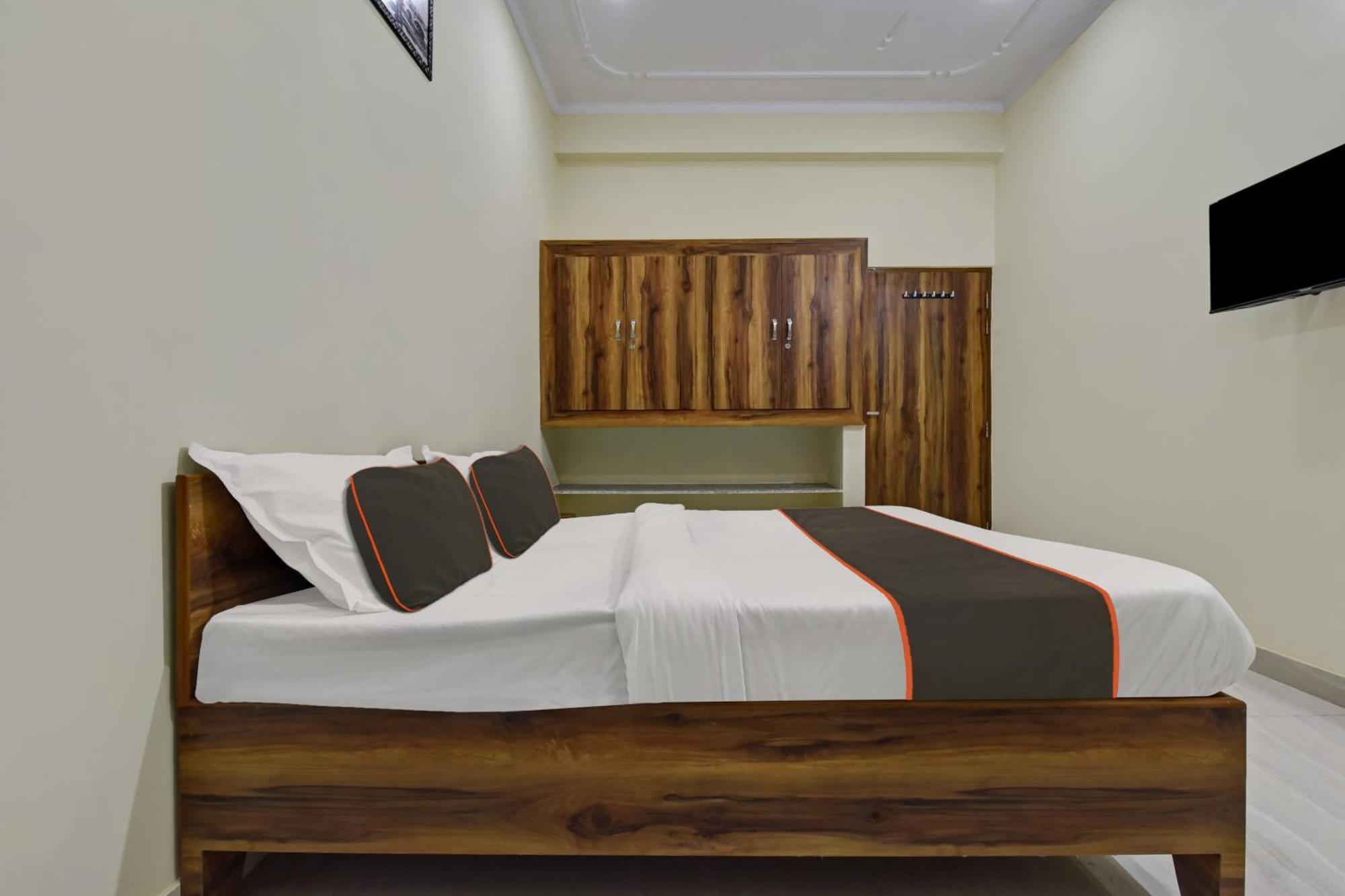 Hotel Oyo 82116 24a 7 Living