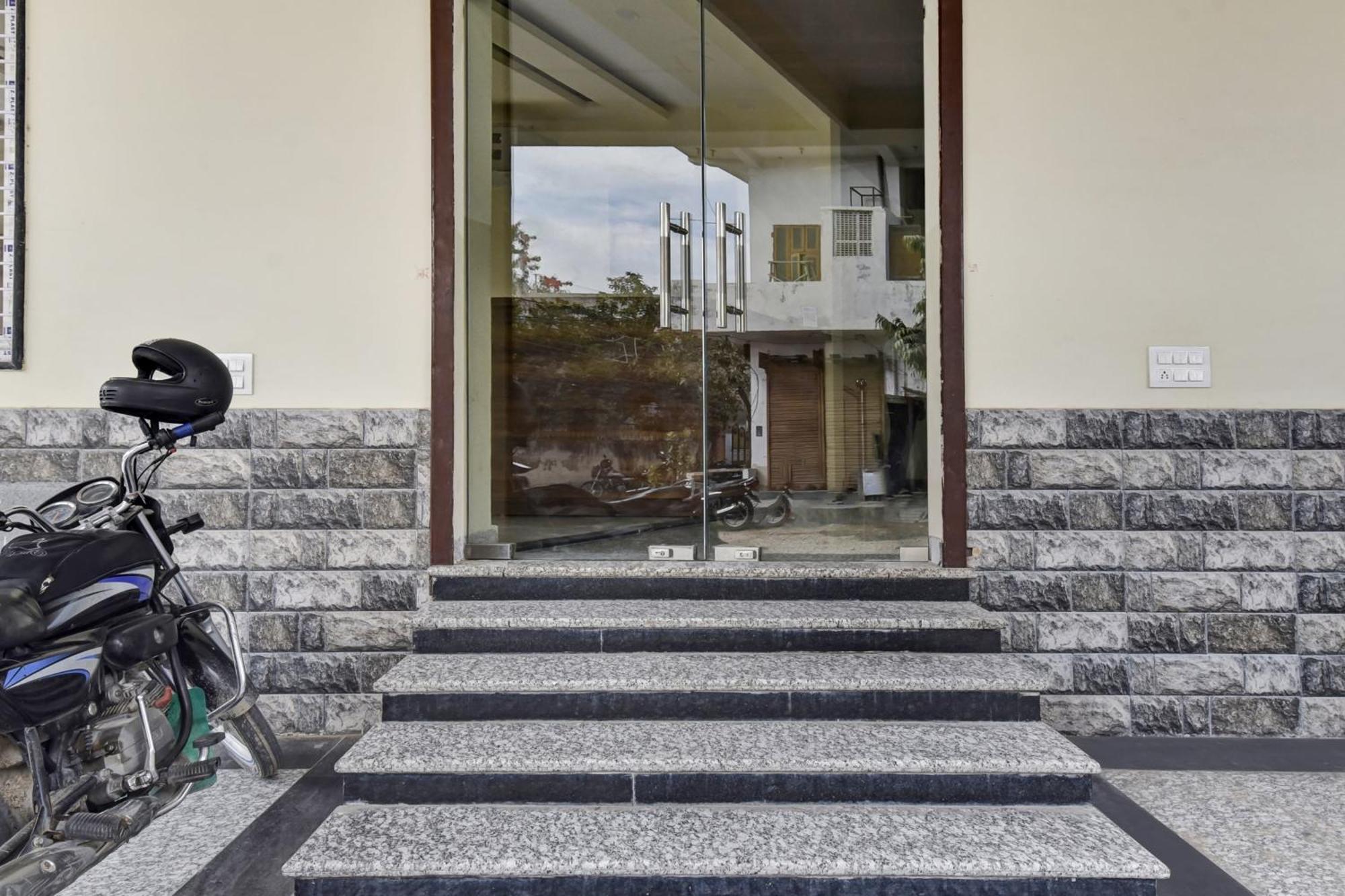 Oyo 82116 24a 7 Living Hotel 3*