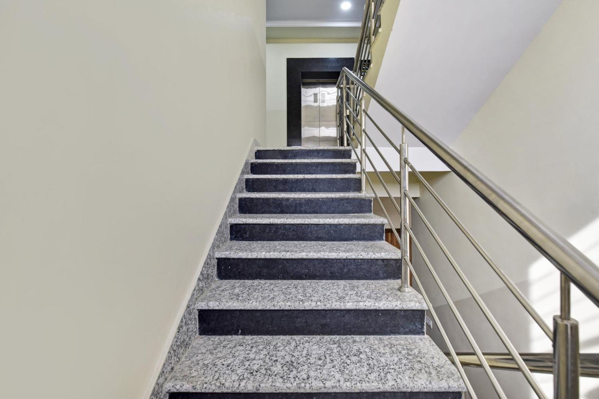 Hotel Oyo 82116 24a 7 Living 3*