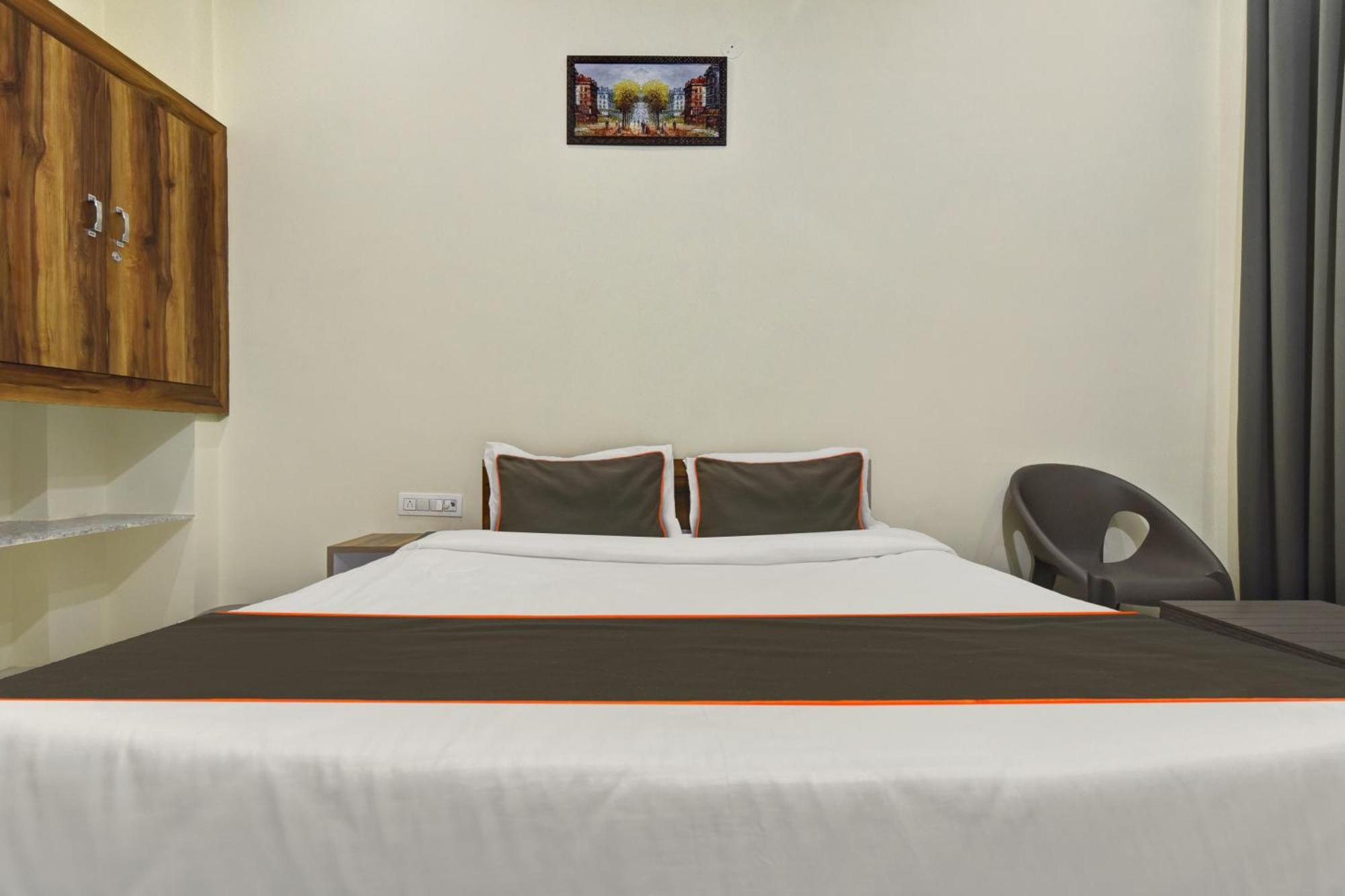Oyo 82116 24a 7 Living Hotel Jaipur