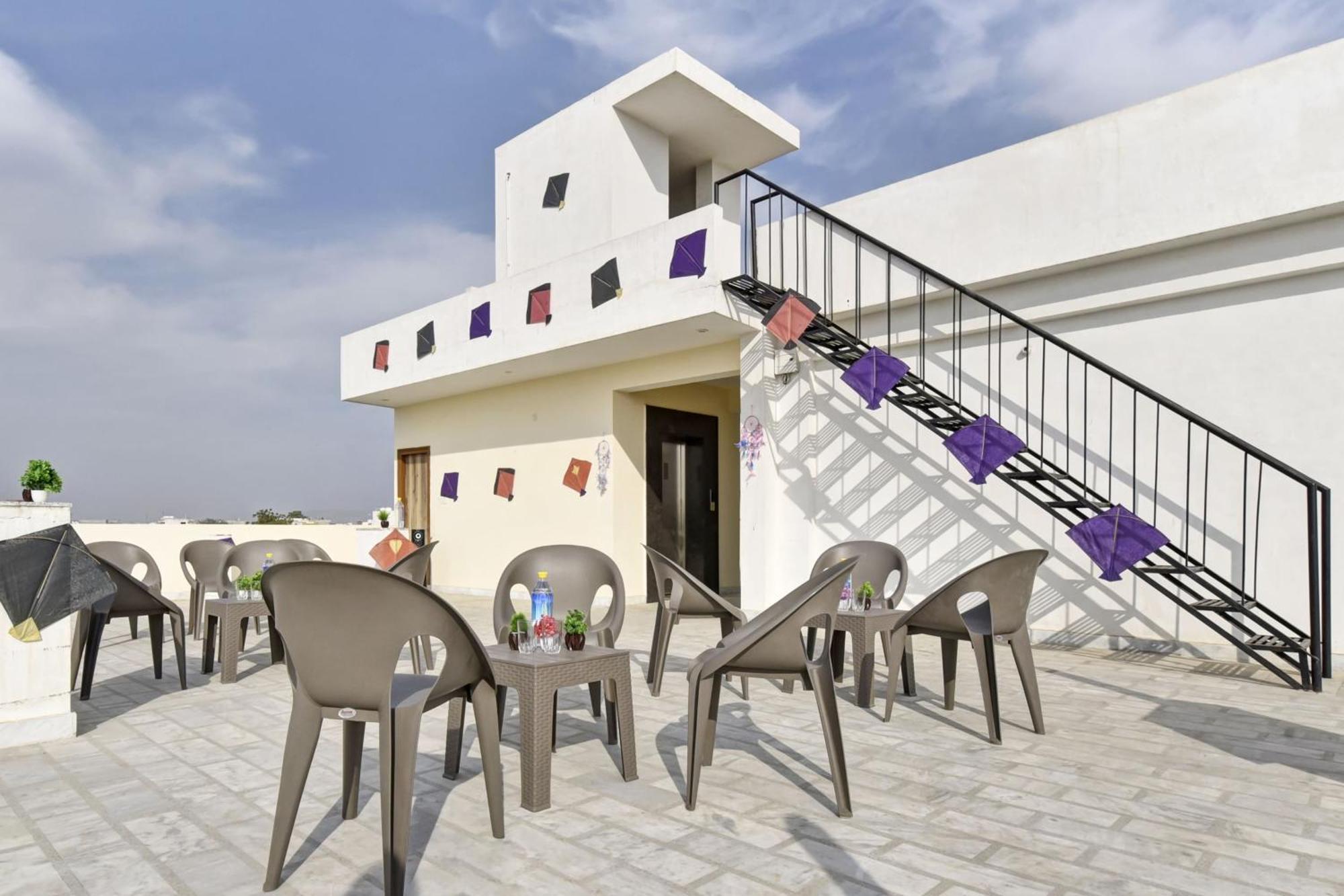 Hotel Oyo 82116 24a 7 Living Jaipur