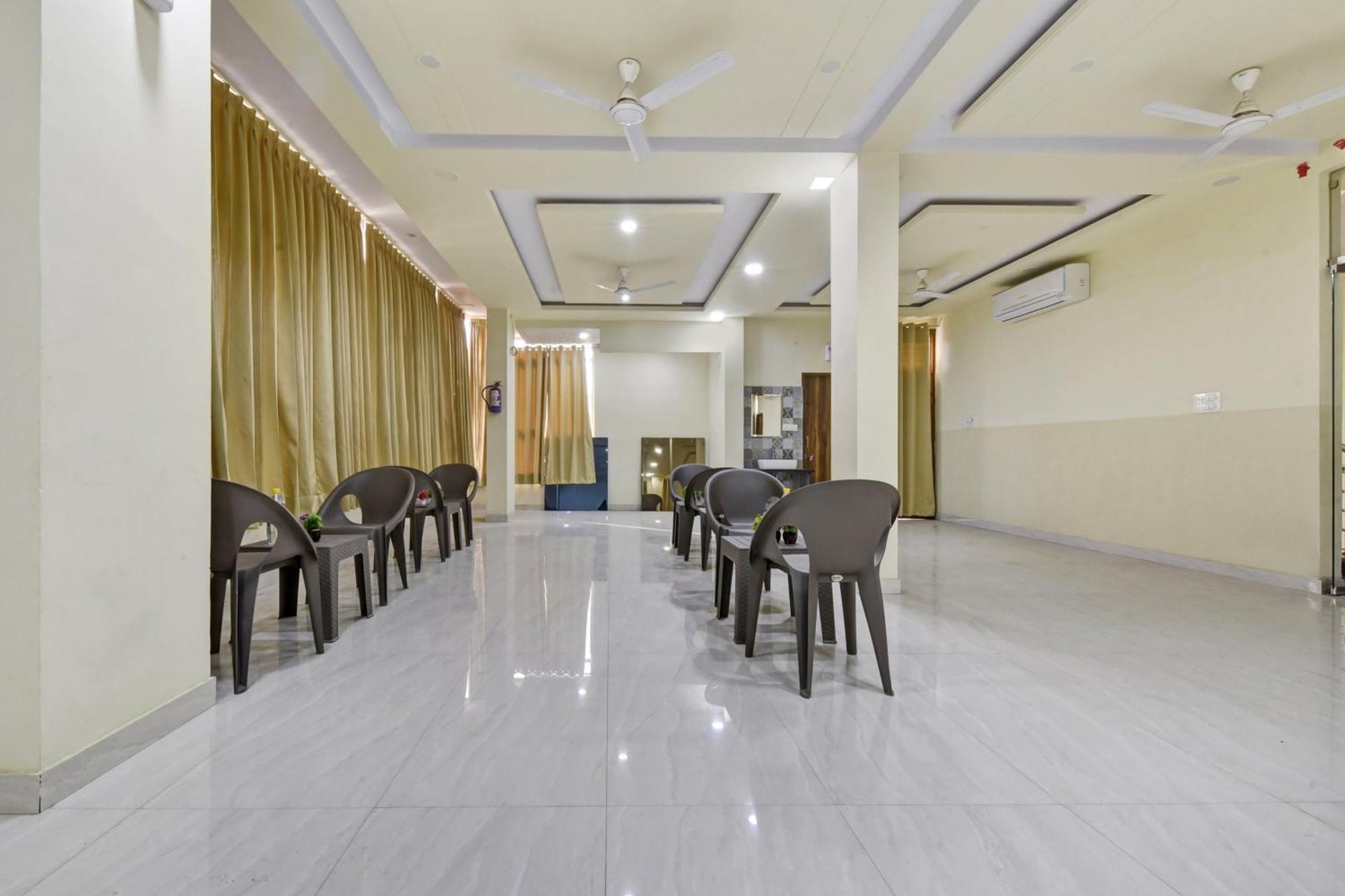 Oyo 82116 24a 7 Living Jaipur