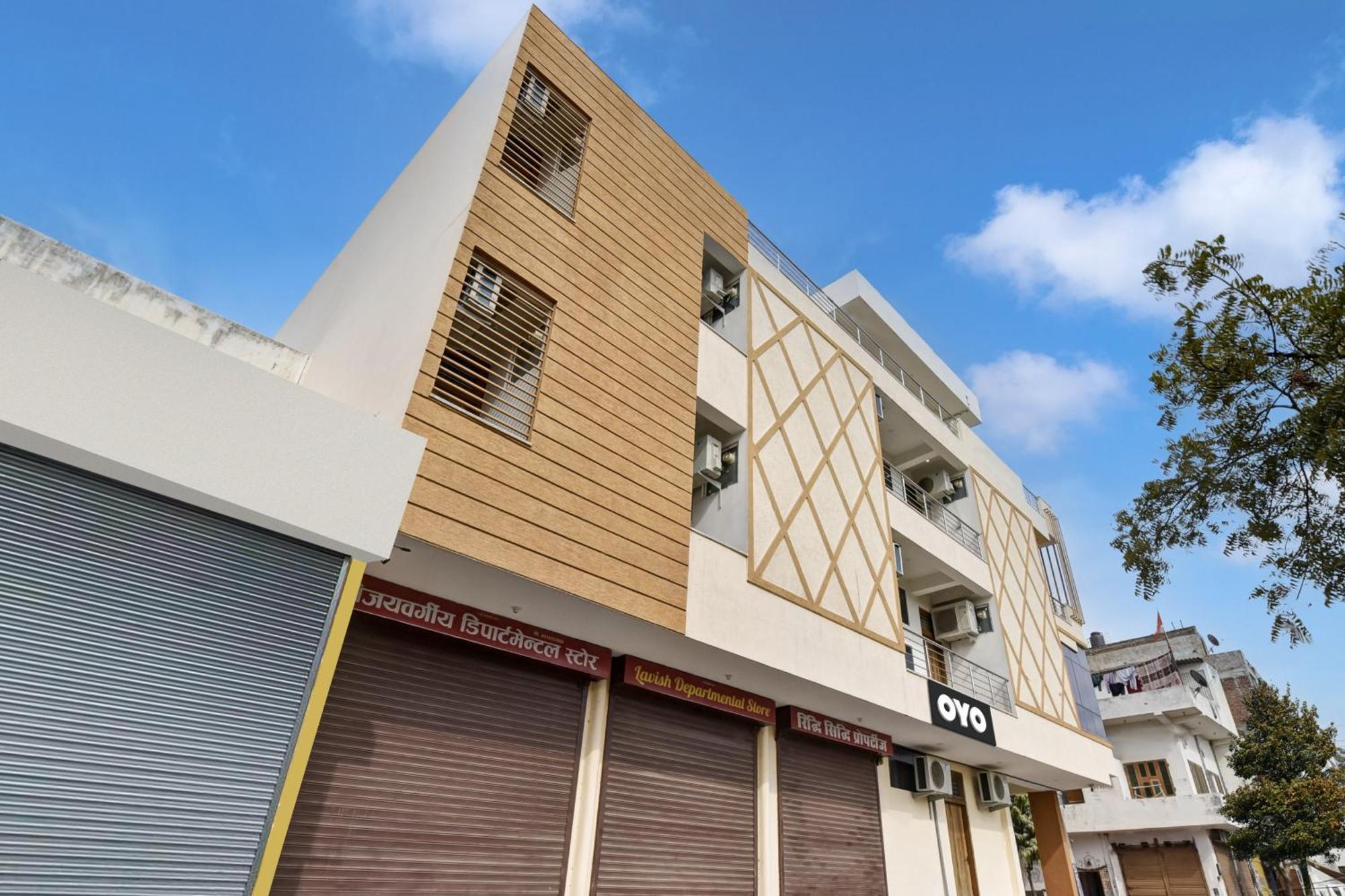 Oyo 82116 24a 7 Living Hotel