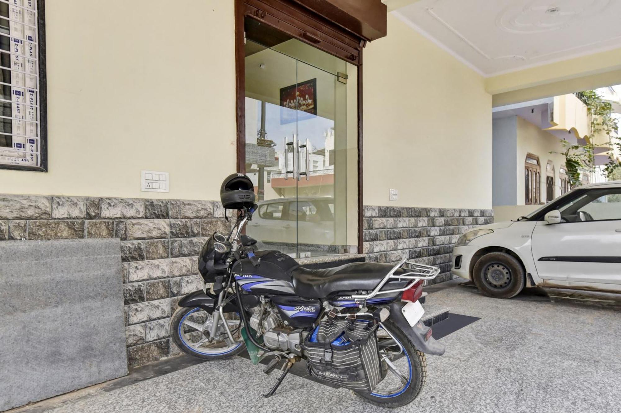 Hotel Oyo 82116 24a 7 Living 3*