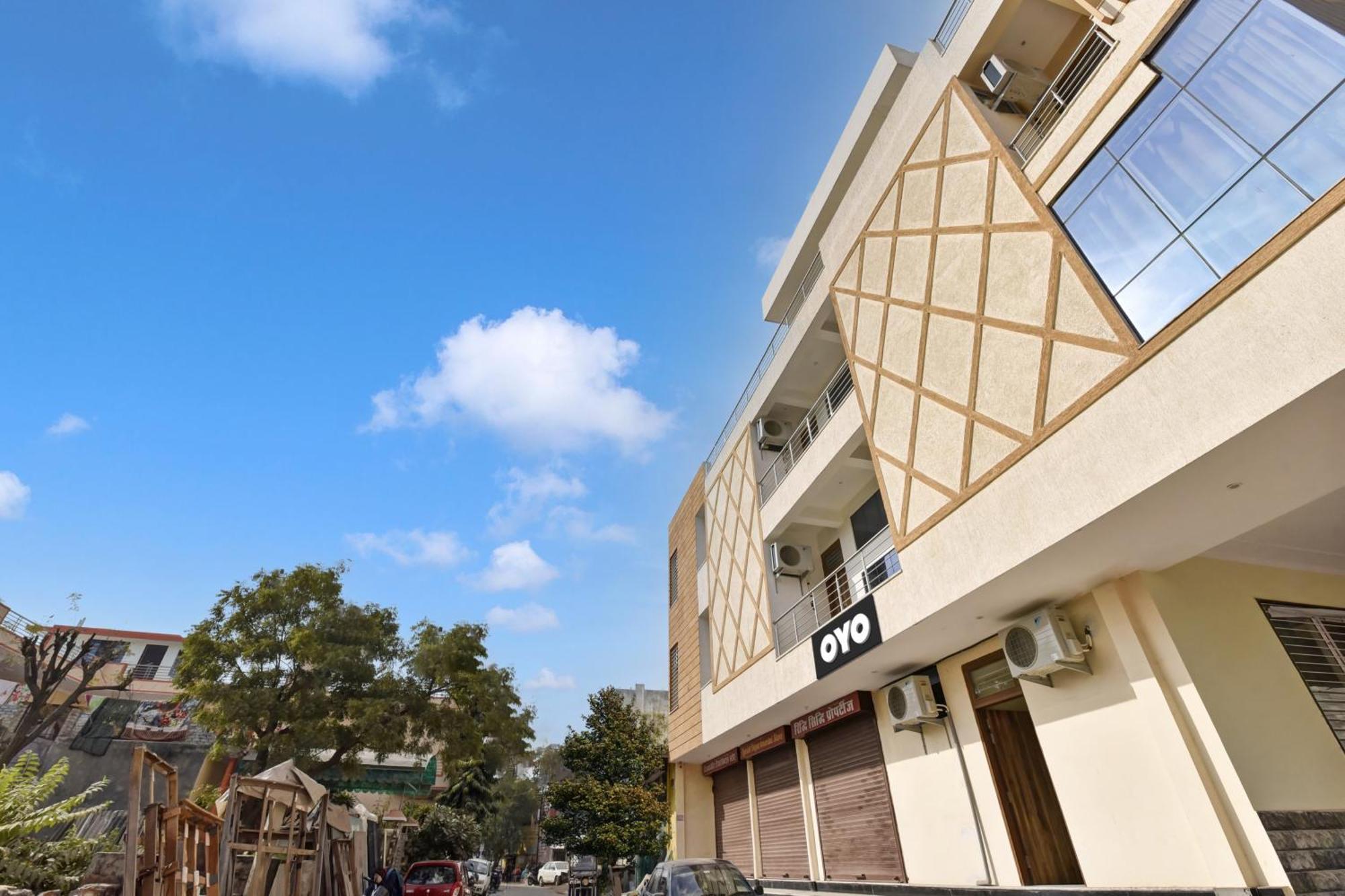 Oyo 82116 24a 7 Living Hotel Jaipur